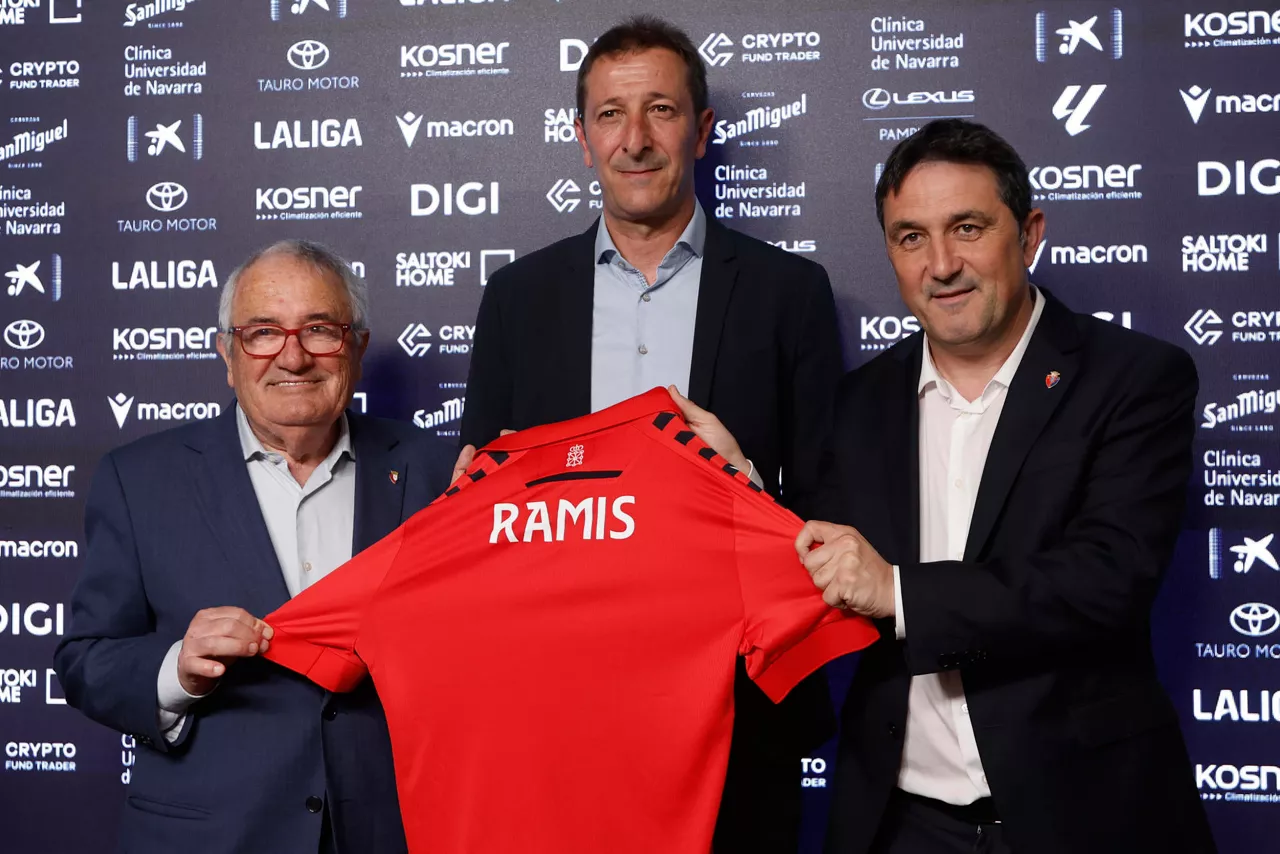 GRAFCAV4765. PAMPLONA, 10/06/2026.- El técnico catalán Luis Miguel Ramis ha alcanzado un acuerdo por dos temporadas con el Club Atlético Osasuna y afrontará en Pamplona su primera experiencia como entrenador en Primera Sports acompañado por su cuerpo técnico de confianza Luis Miguel Ramis se convierte así en el entrenador del primer equipo durante las dos próximas temporadas. El técnico tarraconense, de 55 años, firma hasta el 30 de junio de 2028. Junto a él se incorporarán su segundo entrenador, José Manuel Gil; el asistente Iván Madroño; el preparador físico Miguel Ángel Fernández; y el analista José Fajardo. Le acompañan en su presentación el presidente de Osasuna Luis Sabalza y el director deportivo Braulio.EFE/ Jesús Diges
