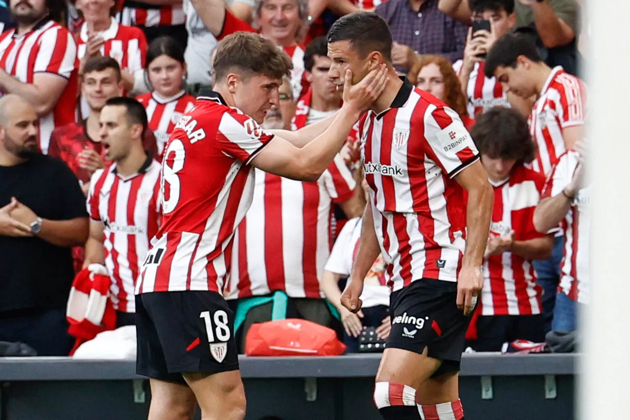 BILBAO (PAÍS VASCO), 21/04/2026.- El delantero del Athletic Gorka Guruzeta (d) celebra tras anotar el primer gol del equipo durante el partido de la jornada 33 de LaLiga EA Sports, que el Athletic Club y el CA Osasuna disputan este martes en el estadio de San Mamés en Bilbao. EFE/ Miguel Toña
