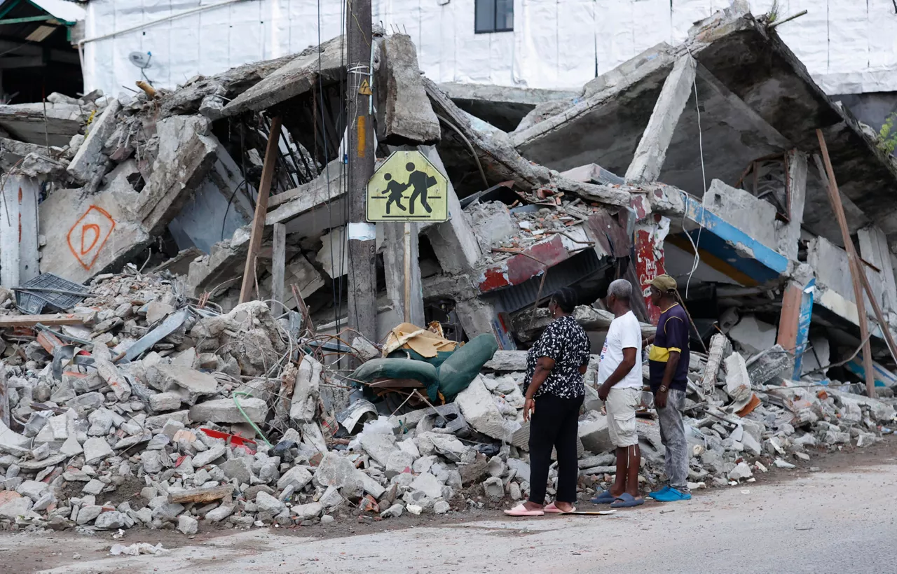 AME8683. QUIBDÓ (COLOMBIA), 12/08/2026.- Personas observan un edificio destruido por el terremoto este miércoles, en Quibdó, Chocó (Colombia). Durante un recorrido por los sectores afectados de Quibdó, capital del departamento del Chocó, en el que estuvo EFE, la defensora del Pueblo de Colombia, Iris Marín dijo que, aunque las autoridades locales dieron por finalizadas las labores de búsqueda y rescate, la emergencia entra ahora en una etapa en la que es necesario determinar con precisión el número de personas damnificadas y sus necesidades. EFE/ Mauricio Dueñas Castañeda
