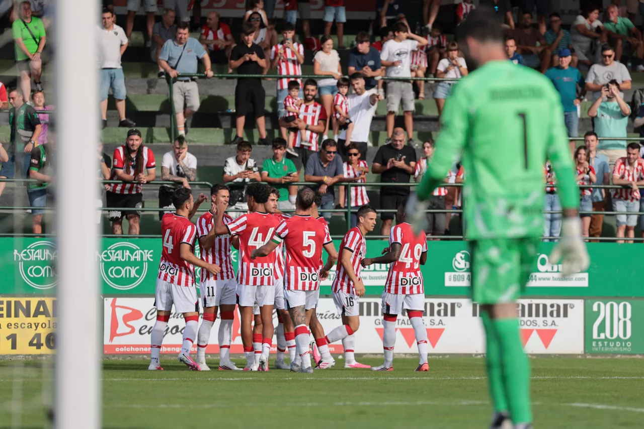 SESTAO (VIZCAYA), 22/07/2026.- Los jugadores del Athletic celebran tras marcar el 0-1 durante el encuentro amistoso de pretemporada entre Sestao River y Athletic Club Bilbao celebrado este miércoles en Sestao (Vizcaya). EFE/ Luis Tejido
