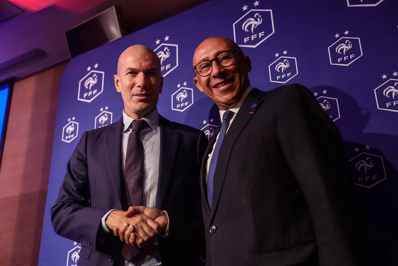 Paris (France), 28/07/2026.- President of the French Soccer Federation Philippe Diallo (R) shakes hands with the new head coach of the French men's national soccer team Zinedine Zidane (L) at the french soccer federation's headquarters in Paris, France, 28 July 2026. (Francia) EFE/EPA/TERESA SUAREZ
