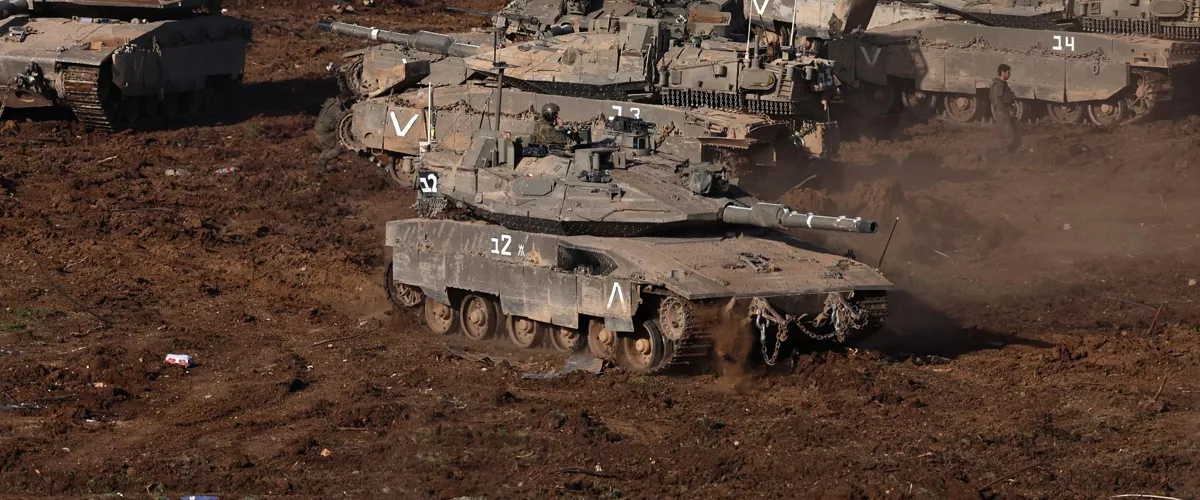 - (Israel), 12/03/2026.- Israeli tanks at a gathering site along the Israel-Lebanon border, 12 March 2026. The Israeli military stated it is conducting strikes across Lebanon targeting Hezbollah infrastructure and personnel. (Líbano, Hizbulá/Hezbolá) EFE/EPA/ATEF SAFADI
