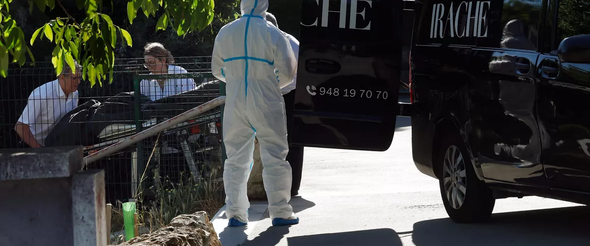 GRAFCAV4815. PAMPLONA, 11/06/2026.- Un hombre ha sido hallado muerto este jueves en una zona ajardinada de Pamplona, en la calle Remiro de Goñi, con signos de muerte violenta, ha confirmado a EFE la Policía Nacional. El cuerpo presenta "signos de violencia", según han apuntado fuentes de la investigación, que no han facilitado más detalles al respecto por el momento. Una mujer que paseaba con su perro ha sido la que ha localizado el cadáver hacia las 16:20 horas junto a los ascensores ubicados en el límite entre Pamplona y Barañáin. Tras recibir el aviso del hallazgo, hasta el lugar se han desplazado efectivos de Policía Nacional, de policía judicial y científica, y de Policía Municipal de Pamplona que han acordonado la zona, muy transitada por personas que acuden a pasear por allí, al tratarse de un espacio arbolado. EFE/ Jesús Diges
