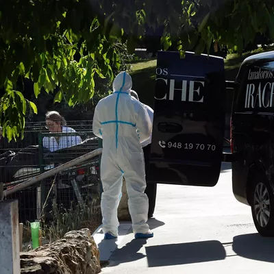 GRAFCAV4815. PAMPLONA, 11/06/2026.- Un hombre ha sido hallado muerto este jueves en una zona ajardinada de Pamplona, en la calle Remiro de Goñi, con signos de muerte violenta, ha confirmado a EFE la Policía Nacional. El cuerpo presenta "signos de violencia", según han apuntado fuentes de la investigación, que no han facilitado más detalles al respecto por el momento. Una mujer que paseaba con su perro ha sido la que ha localizado el cadáver hacia las 16:20 horas junto a los ascensores ubicados en el límite entre Pamplona y Barañáin. Tras recibir el aviso del hallazgo, hasta el lugar se han desplazado efectivos de Policía Nacional, de policía judicial y científica, y de Policía Municipal de Pamplona que han acordonado la zona, muy transitada por personas que acuden a pasear por allí, al tratarse de un espacio arbolado. EFE/ Jesús Diges
