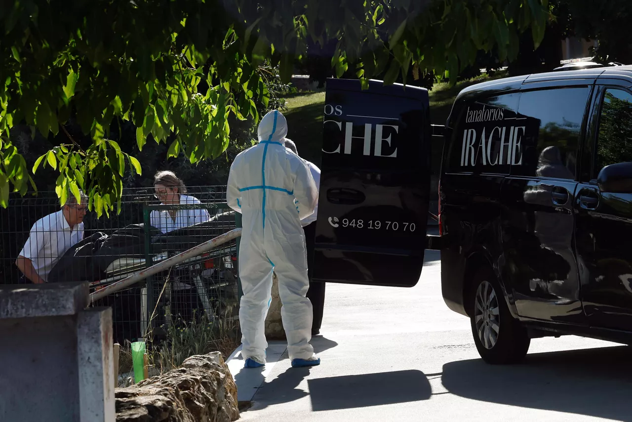 GRAFCAV4815. PAMPLONA, 11/06/2026.- Un hombre ha sido hallado muerto este jueves en una zona ajardinada de Pamplona, en la calle Remiro de Goñi, con signos de muerte violenta, ha confirmado a EFE la Policía Nacional. El cuerpo presenta "signos de violencia", según han apuntado fuentes de la investigación, que no han facilitado más detalles al respecto por el momento. Una mujer que paseaba con su perro ha sido la que ha localizado el cadáver hacia las 16:20 horas junto a los ascensores ubicados en el límite entre Pamplona y Barañáin. Tras recibir el aviso del hallazgo, hasta el lugar se han desplazado efectivos de Policía Nacional, de policía judicial y científica, y de Policía Municipal de Pamplona que han acordonado la zona, muy transitada por personas que acuden a pasear por allí, al tratarse de un espacio arbolado. EFE/ Jesús Diges
