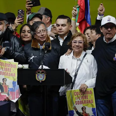 AME3136. BOGOTÁ (COLOMBIA), 07/01/2026.- El presidente de Colombia, Gustavo Petro, pronuncia un discurso este miércoles, en la Plaza de Bolívar en Bogotá (Colombia). Petro dijo que en la llamada telefónica que sostuvo esta tarde con su homólogo de EE.UU., Donald Trump, le pidió restablecer las comunicaciones entre ambos Gobiernos, a través de su Cancillería y el Departamento de Estado, interrumpidas por los constantes episodios de crisis en la relación bilateral. EFE/ Carlos Ortega

