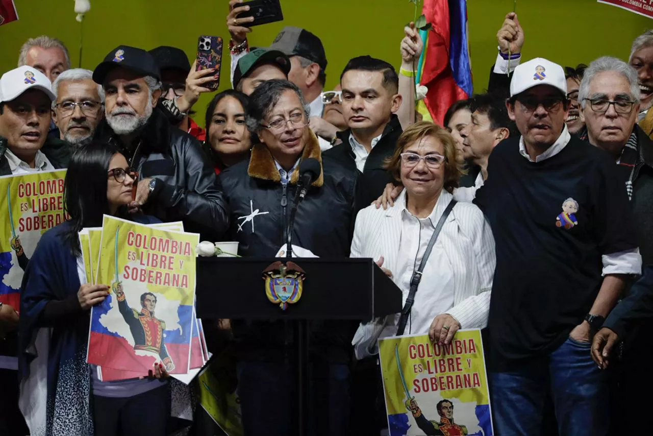 AME3136. BOGOTÁ (COLOMBIA), 07/01/2026.- El presidente de Colombia, Gustavo Petro, pronuncia un discurso este miércoles, en la Plaza de Bolívar en Bogotá (Colombia). Petro dijo que en la llamada telefónica que sostuvo esta tarde con su homólogo de EE.UU., Donald Trump, le pidió restablecer las comunicaciones entre ambos Gobiernos, a través de su Cancillería y el Departamento de Estado, interrumpidas por los constantes episodios de crisis en la relación bilateral. EFE/ Carlos Ortega

