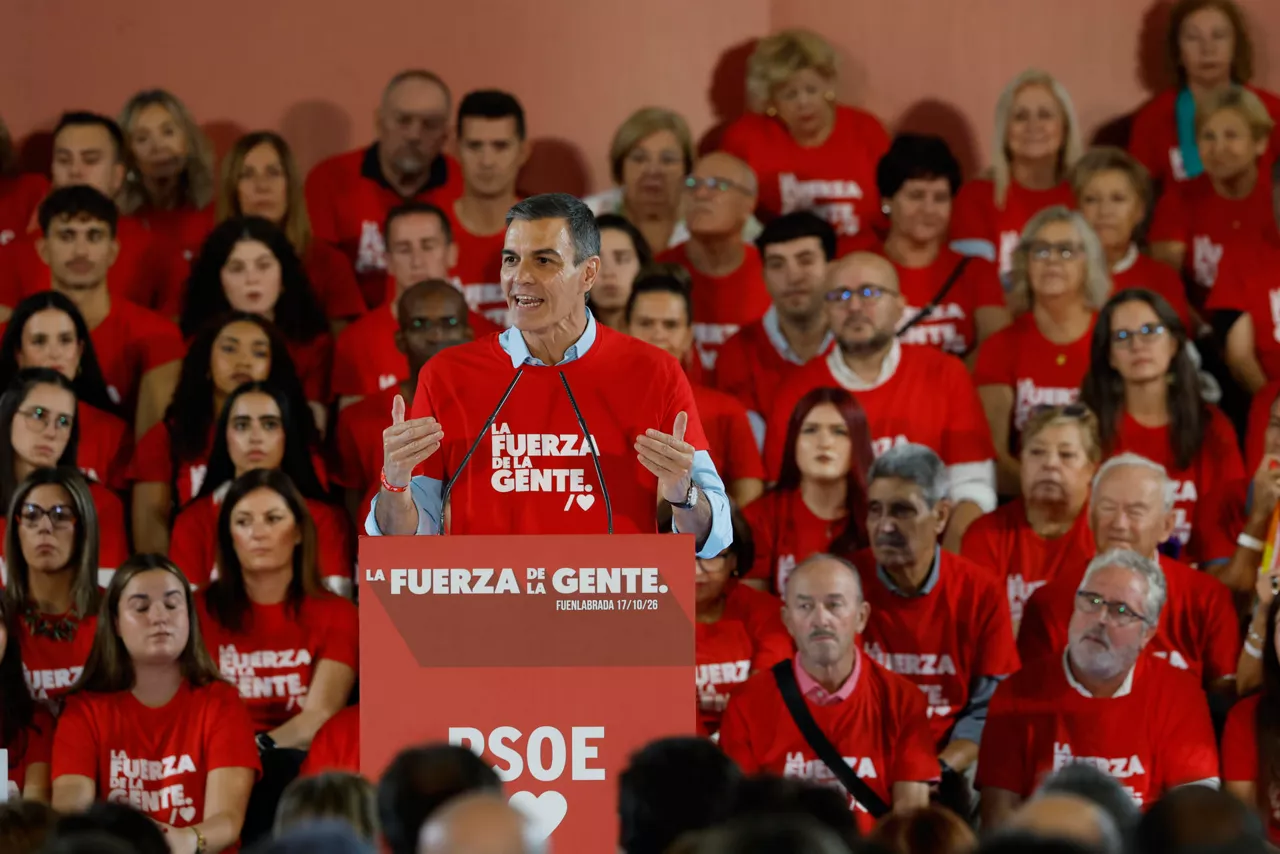 FUENLABRADA (MADRID), 17/10/2026.- El presidente del Gobierno, Pedro Sánchez, interviene durante la reunión del Comité Federal del PSOE que está previsto ratifique sus listas para las elecciones del próximo 29 de noviembre y al secretario general socialista, Pedro Sánchez, como su candidato a la presidencia, este sábado, en el Centro de Arte Tomás y Valiente, de Fuenlabrada (Madrid). EFE/ J.J. Guillén
