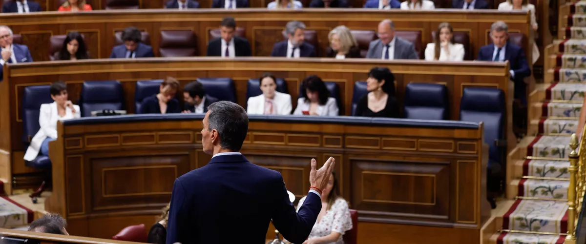 MADRID, 17/06/2026.- El presidente del Gobierno, Pedro Sánchez, durante su intervención en el pleno del Congreso, donde responde a preguntas del PP, PNV y Podemos. EFE/  Javier Lizon
