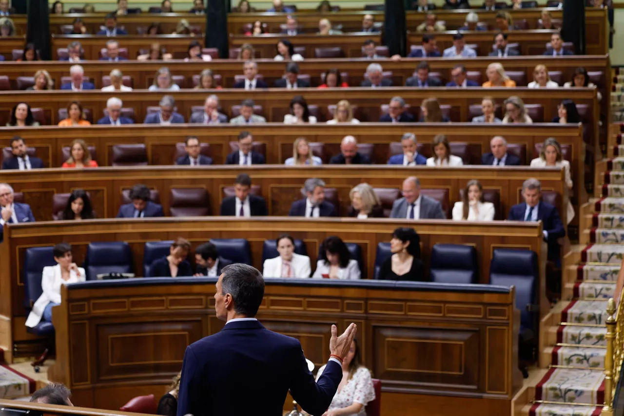 MADRID, 17/06/2026.- El presidente del Gobierno, Pedro Sánchez, durante su intervención en el pleno del Congreso, donde responde a preguntas del PP, PNV y Podemos. EFE/  Javier Lizon
