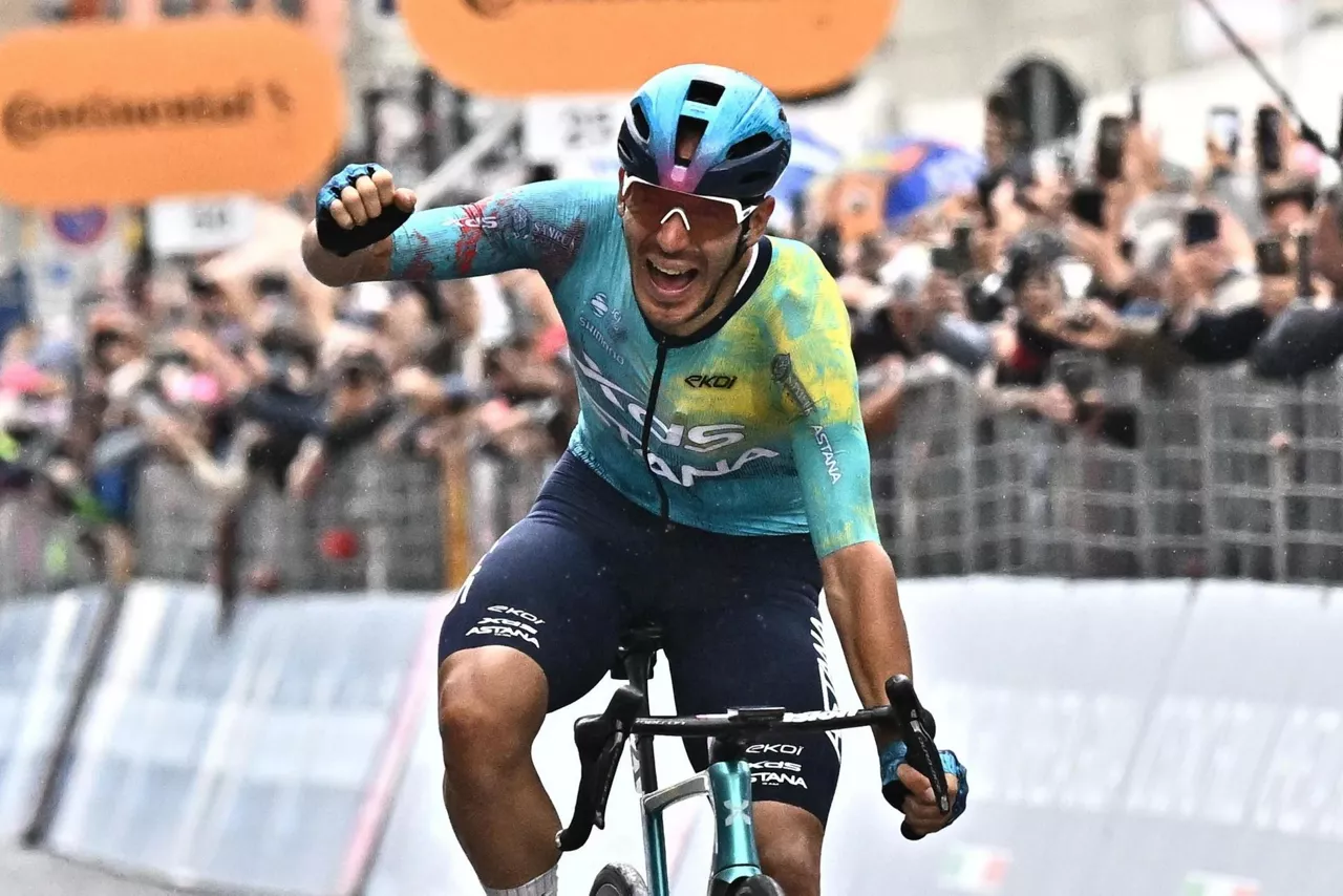 NAPLES (Italy), 14/05/2026.- Italian rider Davide Ballerini of XDS Astana Team celebrates after winning the 6th stage of the 109th Giro d'Italia cycling race over 161km from Paestum to Naples, Italy, 14 May 2026. (Ciclismo, Italia, Nápoles) EFE/EPA/LUCA ZENNARO

