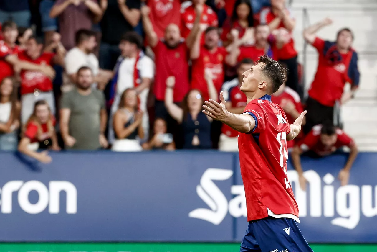 PAMPLONA, 31/08/2026.- El delantero del Osasuna Ante Budimir celebra tras anotar el primer gol del equipo durante el partido de la jornada 3 de LaLiga EA Sports que disputan el CA Osasuna y el Getafe CF este lunes, en el estadio El Sadar en Pamplona. EFE/ Jesús Diges
