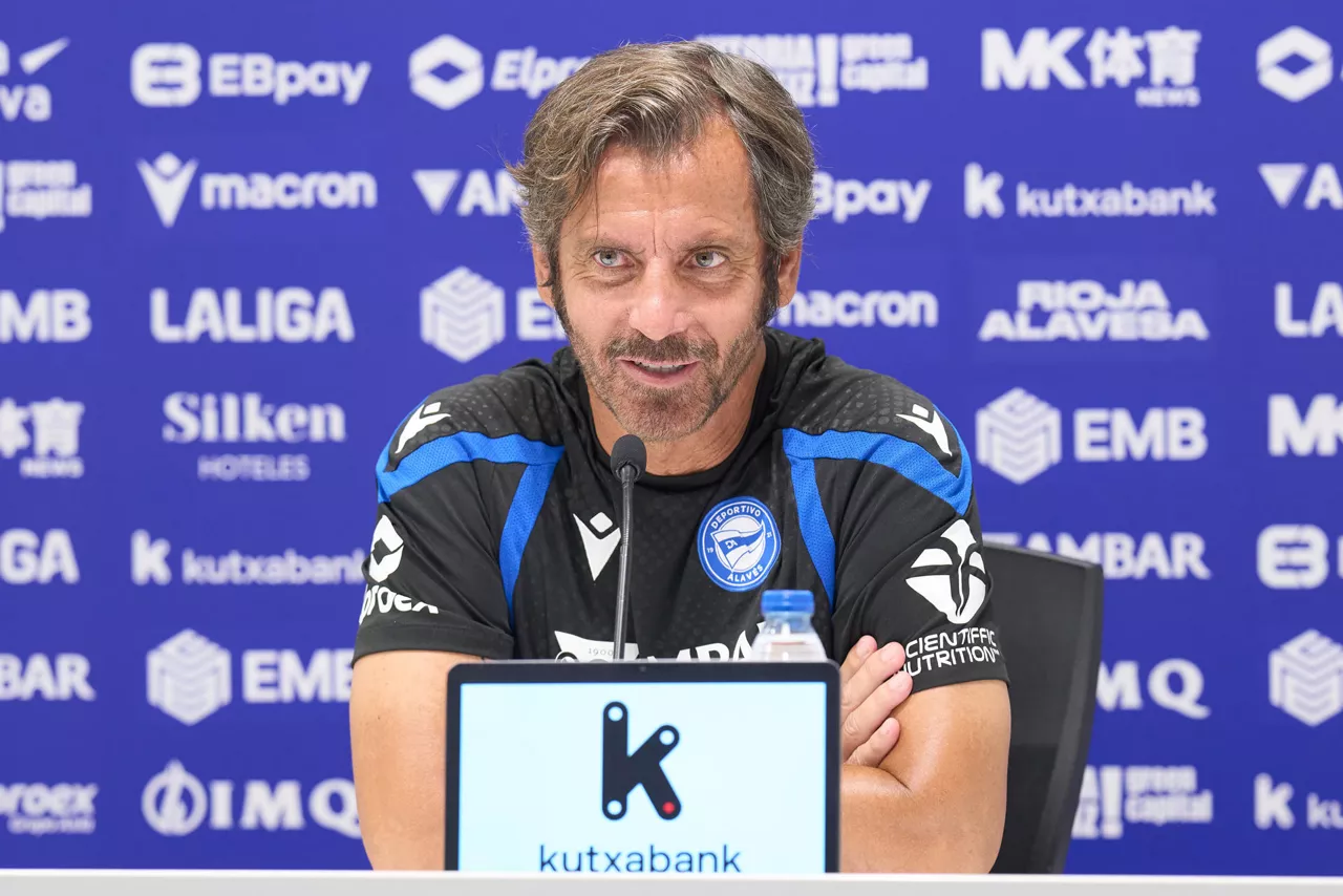 VITORIA (ESPAÑA), 13/08/2026.- El entrenador del Deportivo Alavés, Quique Sánchez Flores este jueves durante la rueda de prensa previa al primer partido de la temporada que se jugará el sabado en el estadio de Mendizorrotza contra el Getafe. EFE/ Adrián Ruiz Hierro
