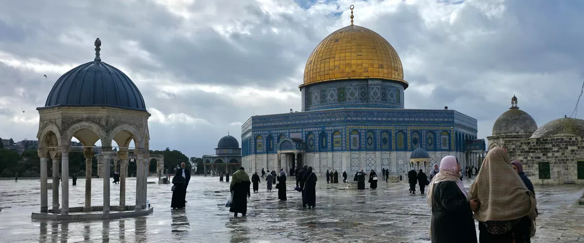 Jerusalem (-), 27/02/2026.- Palestinian worshipers attend the second Friday prayers at Al-Aqsa mosque compound during the holy month of Ramadan, in the Old City of Jerusalem, 27 February 2026. (Jerusalén) EFE/EPA/ALAA BADARNEH
