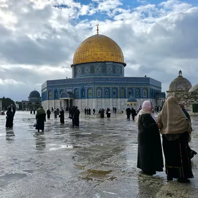 Jerusalem (-), 27/02/2026.- Palestinian worshipers attend the second Friday prayers at Al-Aqsa mosque compound during the holy month of Ramadan, in the Old City of Jerusalem, 27 February 2026. (Jerusalén) EFE/EPA/ALAA BADARNEH
