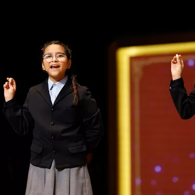 MADRID, 22/12/2025.- Alba Yadira Machaca e Italy Andrea Blanco cantan el número agraciado con el premio gordo del Sorteo de la Lotería de Navidad, dotado con 4 millones de euros a la serie, 400.000 al décimo, y que este año ha recaído en el número 79.432 ). EFE/Chema Moya
