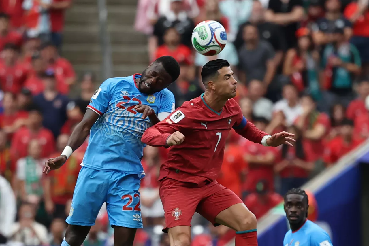 HOUSTON (EEUU), 17/06/2026.- El delantero portugués Cristiano Ronaldo (d) cabecea un balón ante Chancel Mbemba, de El Congo, durante el partido del Grupo K del Mundial 2026 que disputan las selecciones nacionales de Portugal y República Democrática del Congo este miércoles en el estadio Houston (Texas). EFE/Carlos Ramírez
