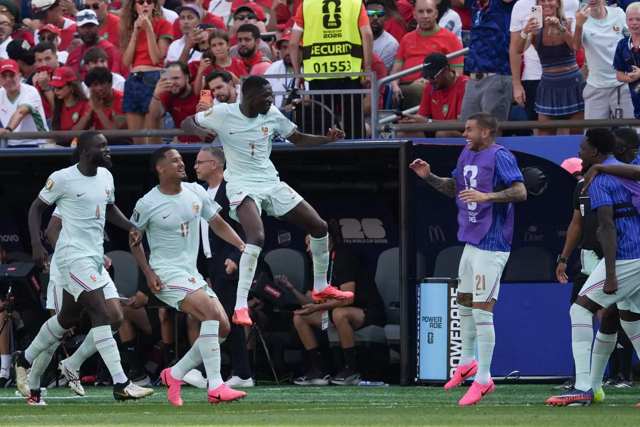 GR4135. FOXBOROUGH (ESTADOS UNIDOS), 09/07/2026.- Ousmane Dembélé (c-i) de Francia celebra un gol este jueves, en un partido de cuartos de final del Mundial de la FIFA 2026 entre Francia y Marruecos en el estadio Gillette en Foxborough (Estados Unidos). EFE/ Ángel Colmenares
