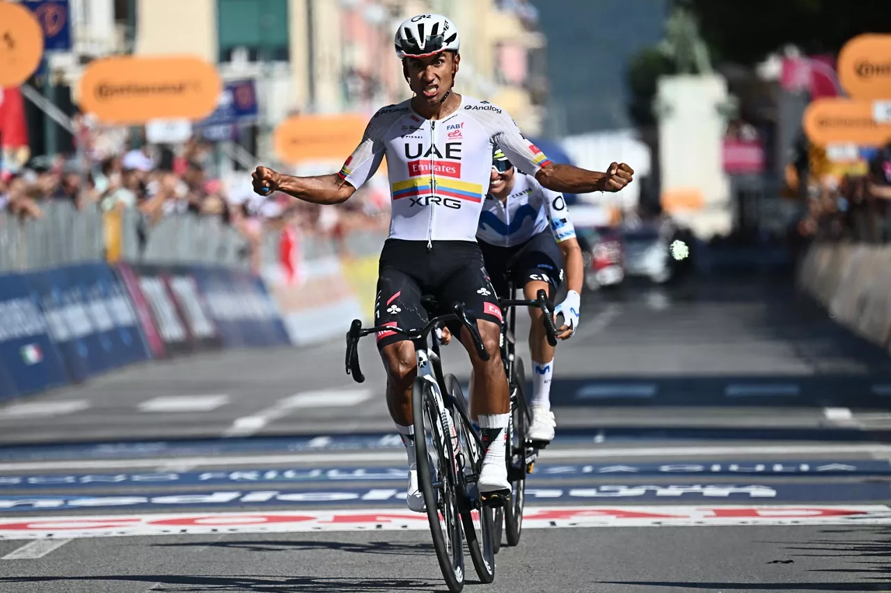 CHIAVARI (Italy), 20/05/2026.- Ecuadorian rider Jhonatan Narvaez of UAE Team Emirates XRG wins the 11th stage of the 109 Giro d'Italia 2026, over 195 km from Porcari to Chiavari, Italy, 20 May 2026. (Ciclismo, Italia) EFE/EPA/LUCA ZENNARO
