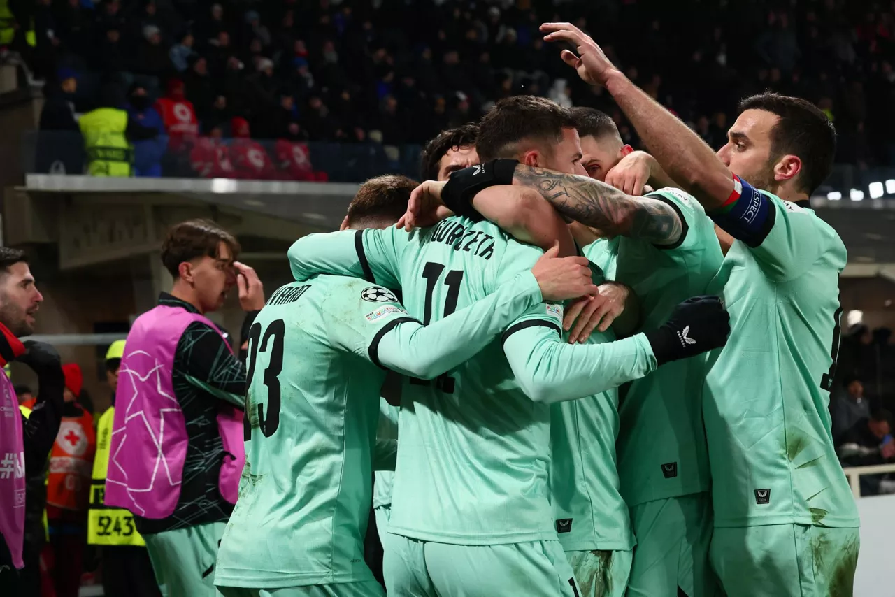 BERGAMO (Italy), 21/01/2026.- Athletic Club's Gorka Guruzeta celebrates with teammates after scoring the 1-1 goal during the UEFA Champions League soccer match between Atalanta BC and Athletic Club at the Bergamo Stadium in Bergamo, Italy, 21 January 2026. (Liga de Campeones, Italia) EFE/EPA/MICHELE MARAVIGLIA
