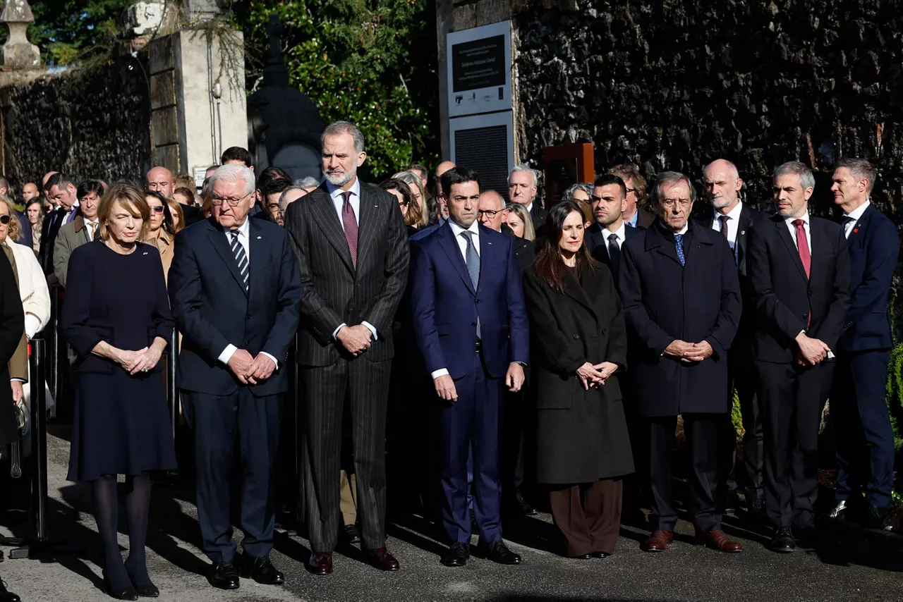 GERNIKA (BIZKAIA), 28/11/2025.- El presidente alemán,  Frank-Walter Steinmeier (2i), y la primera dama alemana, Elke Büdenbender (i), acompañados por el rey Felipe VI, y el lendakari, Imanol Pradales (c), durante una ofrenda floral en memoria de las víctimas del bombardeo en Gernika, este viernes. EFE/ Miguel Toña POOL
