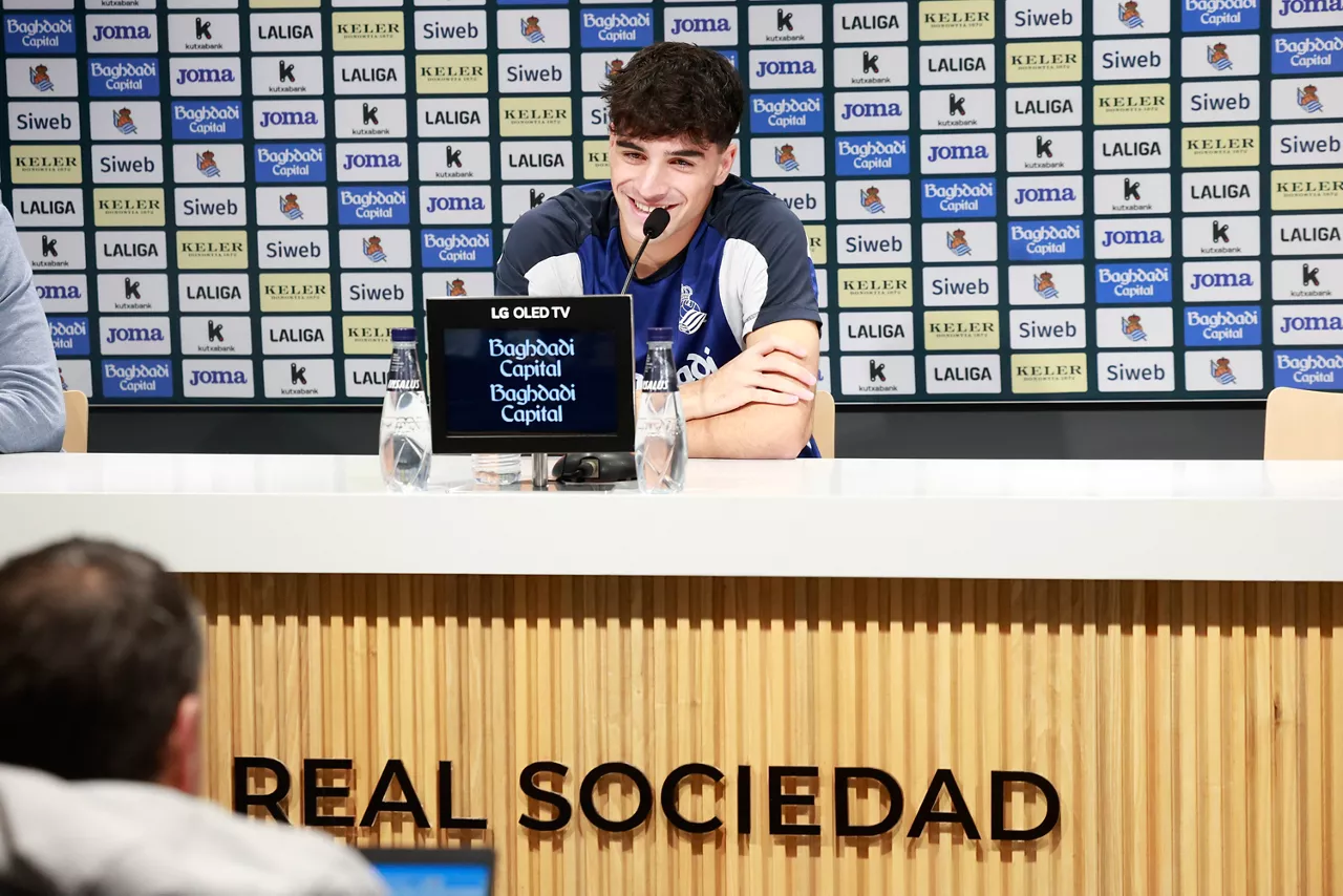 SAN SEBASTIÁN (ESPAÑA), 28/10/2026.- El central de la Real Sociedad, Jon Martin, comparece este miércoles ante la prensa en la semana del derbi contra el Athletic. EFE/Juan Herrero
