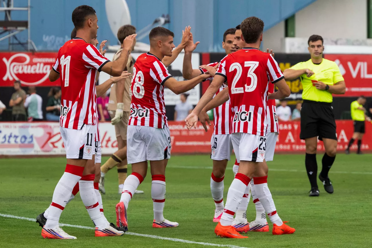 LAREDO (CANTABRIA), 29/07/2026.- Los jugadores del Athletic celebran un gol ante el Racing de Santander este miércoles, durante el partido amistoso que han disputado ambos equipos en la localidad cántabra de Laredo. EFE/ Pedro Puente Hoyos
