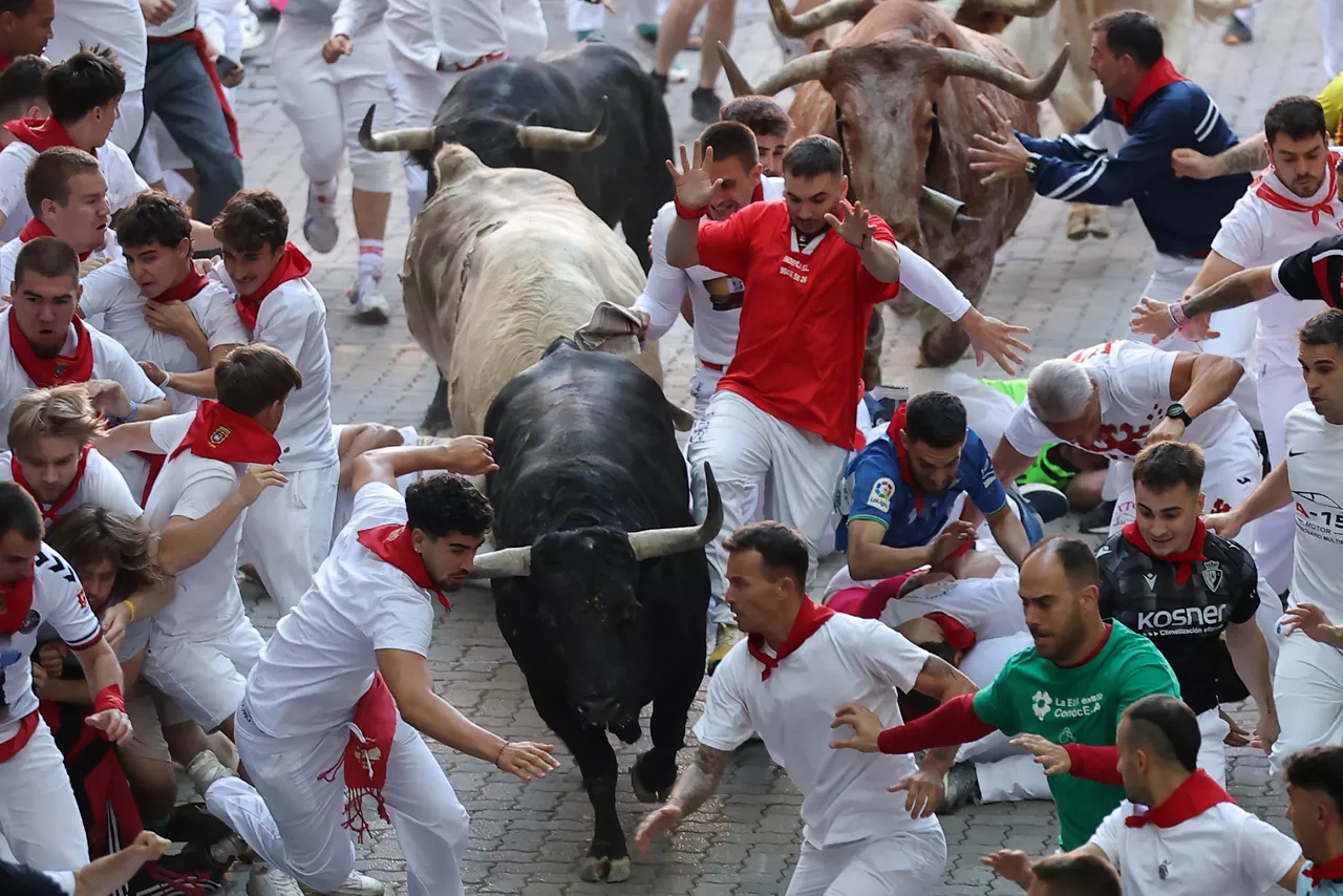 PAMPLONA, 07/07/2026.- Los toros de la ganadería Fuente Ymbro en el tramo final que desemboca en el callejón de la Plaza de Toros en el primer encierro de los Sanfermines 2026, este martes en Pamplona. EFE/J.P. Urdiroz
