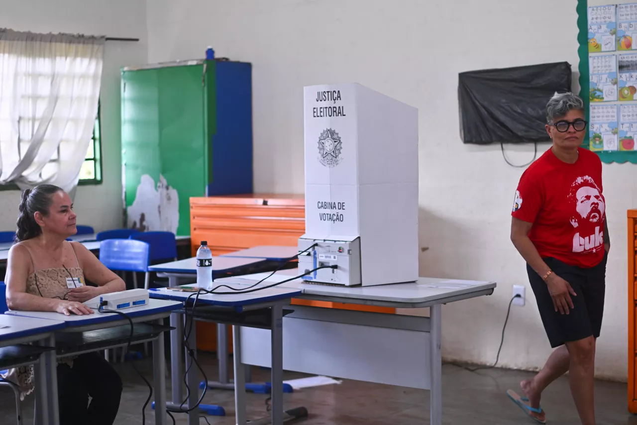 BRASILIA (BRASIL), 25/10/2026.- Una mujer vota este domingo en colegio electoral en Brasilia (Brasil) durante la segunda vuelta de las elecciones presidenciales. EFE/Andre Borges
