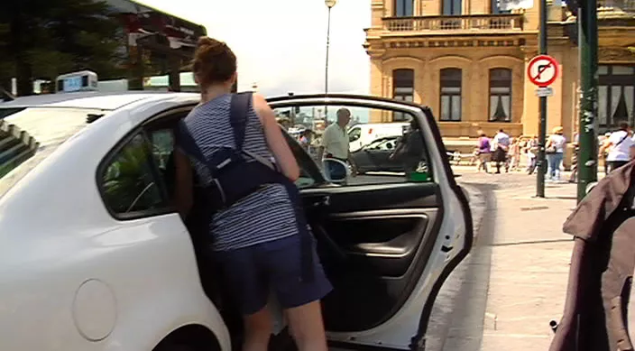 <img style="float:left;margin:5px;" src="http://10.126.2.21/media/images/2011/08/09/522953/522953_taxi_thumbnail.jpg"/><br/><strong>Taxi Donostia eitb</strong>