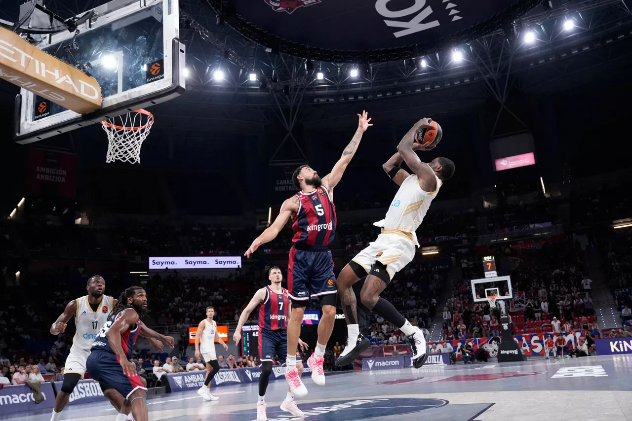 VITORIA, 13/10/2026.- El base del Duabi Dwayne Bacon (d) se dispone a lanzar ante Chris Duarte (2-d), del Baskonia, durante el partido de la EuroLiga que Baskonia y Dubai Basketball disputan este martes en el Fernando Buesa Arena, en Vitoria-Gasteiz. EFE/Adrián Ruiz Hierro
