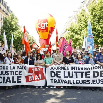 PARIS (France), 01/05/2026.- Labor and Trade Unions members take part in the annual May Day demonstration in Paris, France, 01 May 2026. Labor Day, also known as International Workers' Day or May Day, is observed annually on 01 May worldwide to celebrate the economic and social achievements of workers and fight for laborers' rights. (Francia) EFE/EPA/YOAN VALAT
