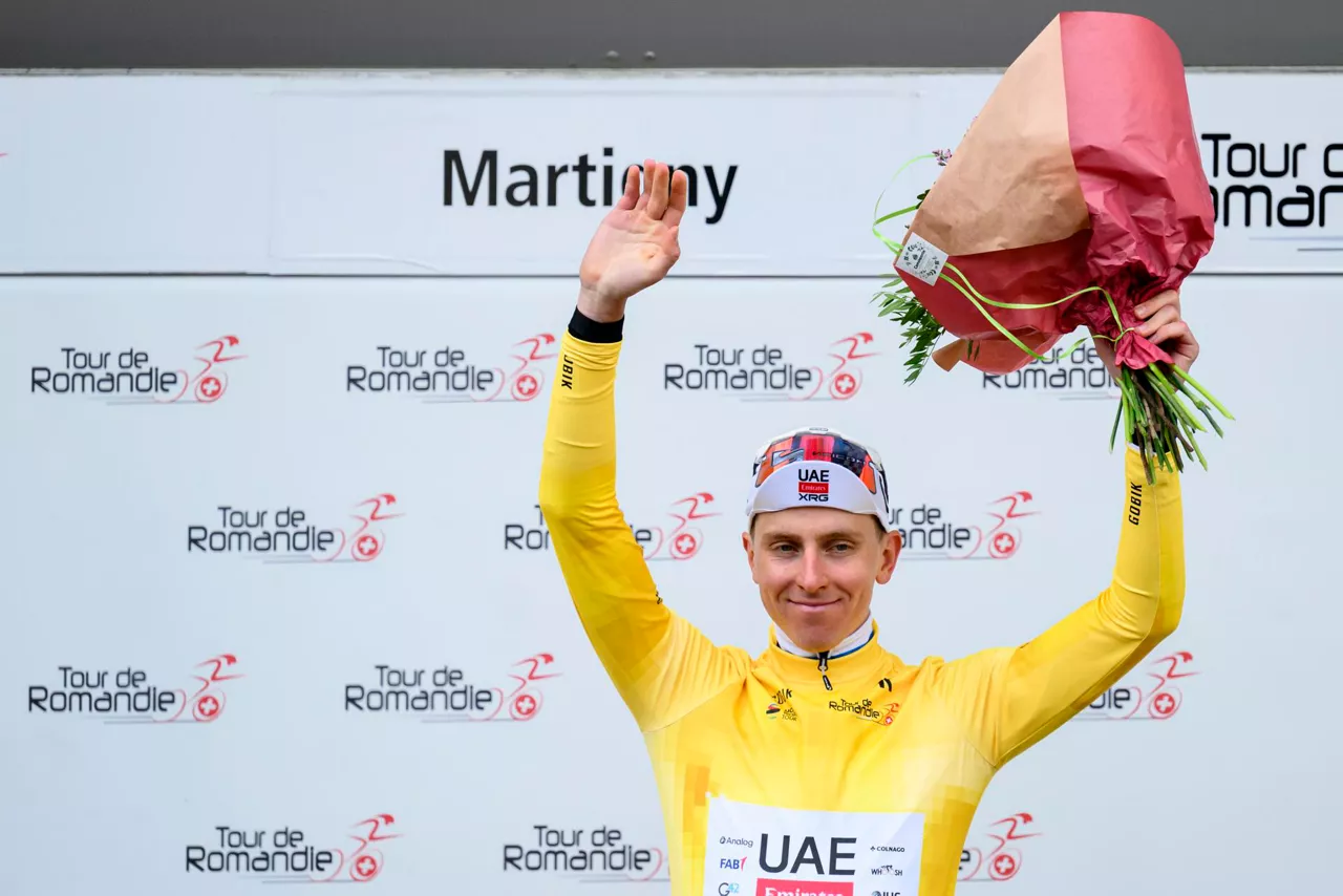 MARTIGNY (Switzerland), 29/04/2026.- Tadej Pogacar from Slovenia of UAE Team Emirates XRG celebrates on the podium with the yellow jersey after winning the first stage of the Tour de Romandie over 171.2km from Martigny to Martigny, Switzerland, 29 April 2026. (Ciclismo, Eslovenia, Suiza) EFE/EPA/LAURENT GILLIERON
