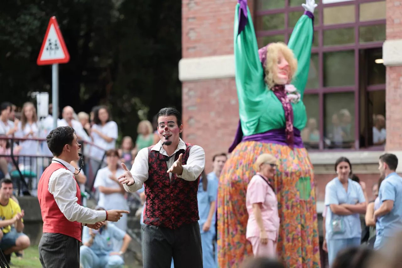 GRAFCAV7687. BILBAO, 26/08/2026.-Marijaia y artistas del circo este miércoles actúan durante su visita a los niños ingresados en el hospital de Basurto junto con el alcalde de Bilbao, Juan Mari Aburto, en la Aste Nagusia. EFE/Luis Tejido
