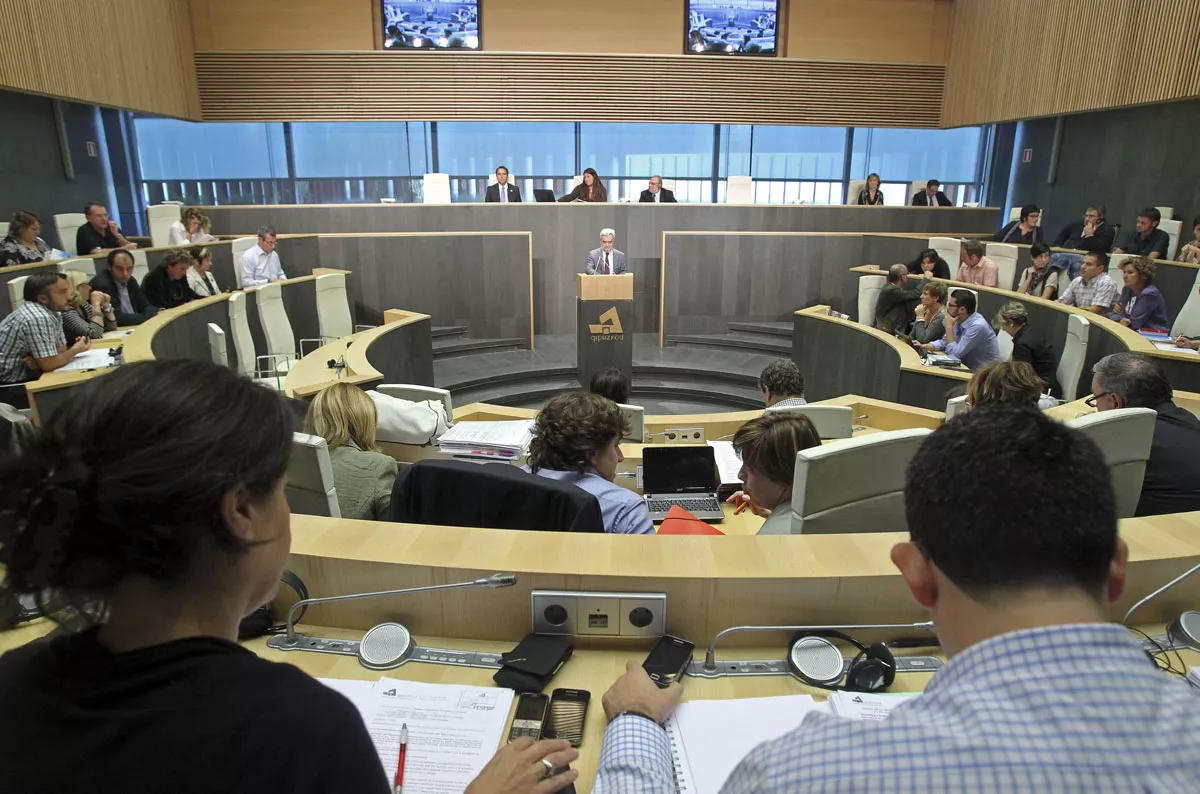 <img style="float:left;margin:5px;" src="http://10.126.2.21/media/images/2011/09/21/541837/541837_pleno_gipuzkoa_thumbnail.jpg"/><br/><strong>Juntas Generales Gipuzkoa EFE</strong>