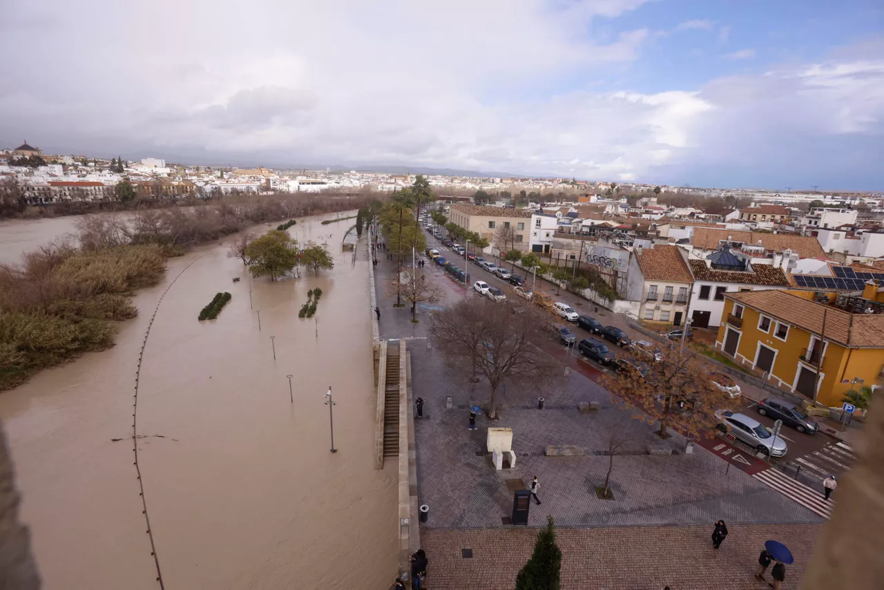 CÓRDOBA, 06/02/2026.- El Guadalquivir ha duplicado su umbral en dos días y a las 9.40 horas de este viernes ha superado los 5,60 metros de lámina de agua, cuando el umbral rojo lo alcanza en los 2,5 metros. EFE/ Salas
