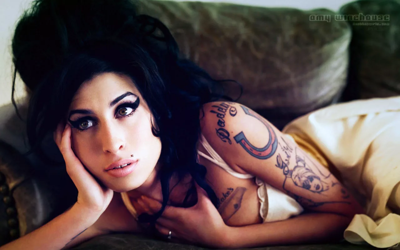 <img style="float:left;margin:5px;" src="http://10.126.2.21/media/images/2011/10/26/559343/559343_amywinehouse21_thumbnail.jpg"/><br/><strong>Amy Winehouse Argazkia: Universal</strong>