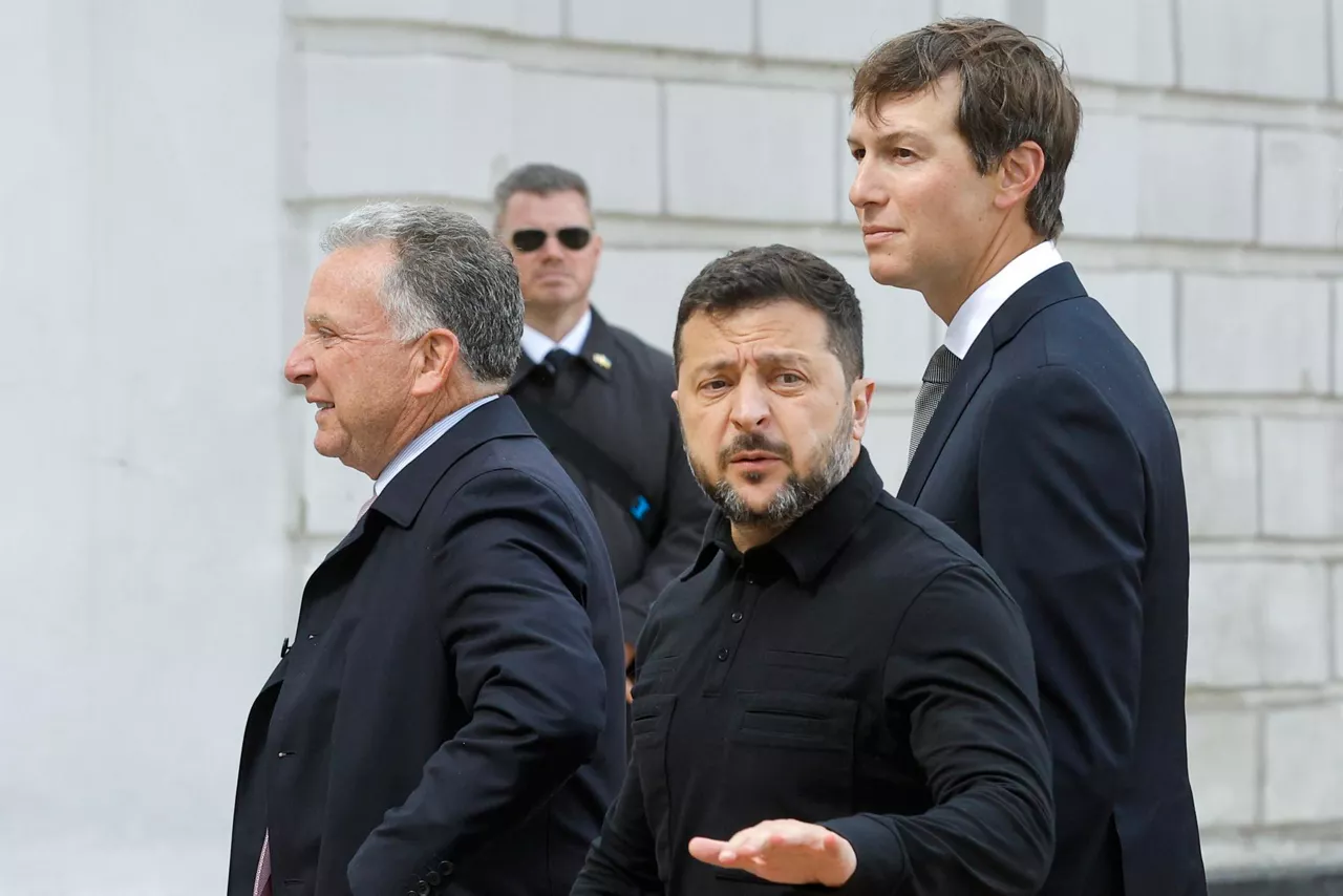 -FOTODELDÍA-KYIV (Ucrania), 06/09/2026.- El presidente de Ucrania, Volodímir Zelenski (centro), habla con los medios mientras camina junto a los enviados especiales de Estados Unidos para la paz, Steve Witkoff (izquierda) y Jared Kushner (derecha), antes de su reunión cerca de la Catedral de Santa Sofía en Kiev, Ucrania, el 6 de septiembre de 2026 EFE/SERGEY DOLZHENKO
