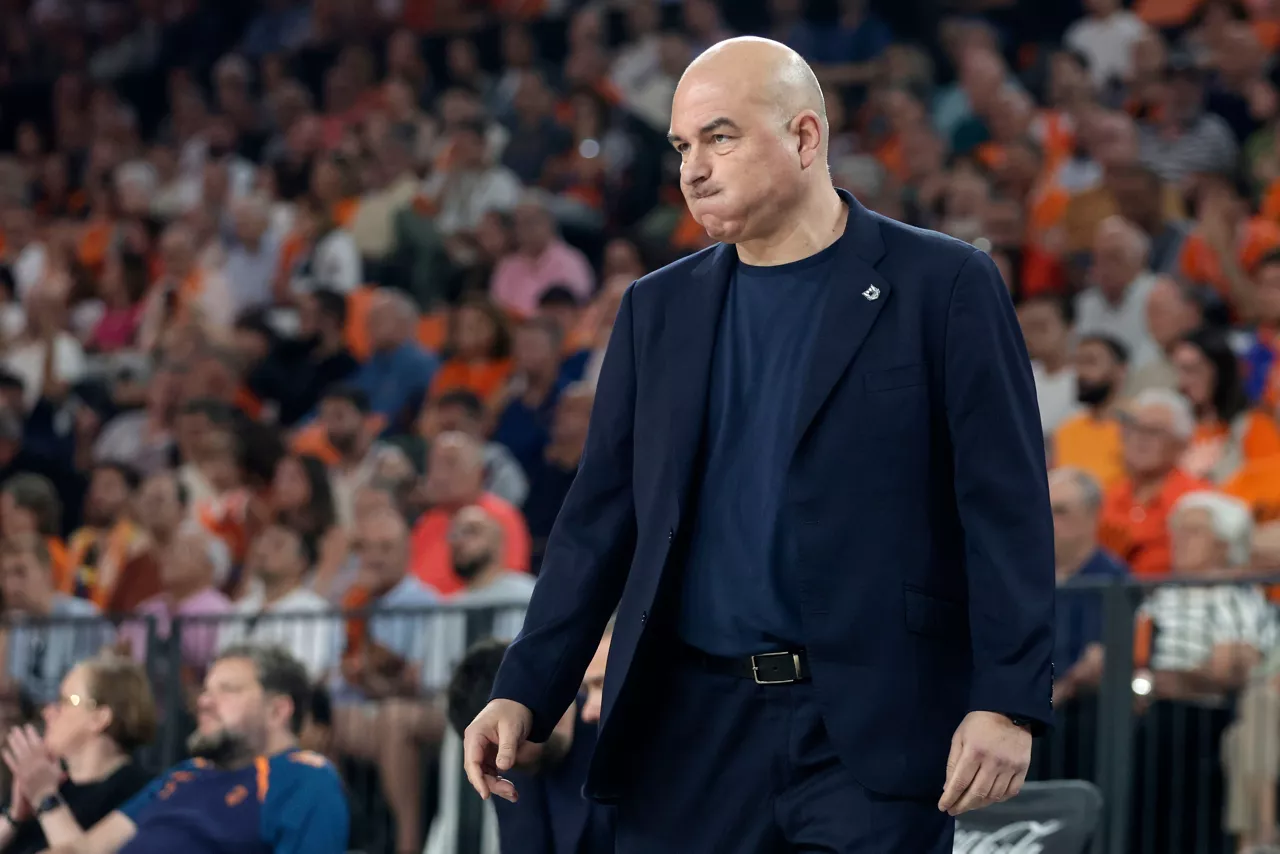 VALENCIA, 03/06/2026. - El entrenador del Surne Bilbao, Jaume Ponsarnau, durante el primer partido del playoff de cuartos de final de la Liga Endesa de baloncesto disputado este miércoles en el Roig Arena. EFE/Miguel Ángel Polo.
