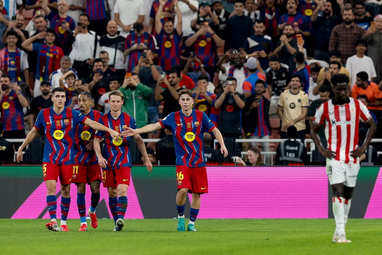 YEDA (ARABIA SAUDÍ), 07/01/2026.- Los jugadores del FC Barcelona celebran el segundo gol del equipo blaugrana durante el partido de la Supercopa de España que disputan el FC Barcelona y el Athletic Club, este miércoles en el estadio Alinma Bank Stadium at King Abdullah Sport, en Yeda. EFE/ Kai Forsterling
