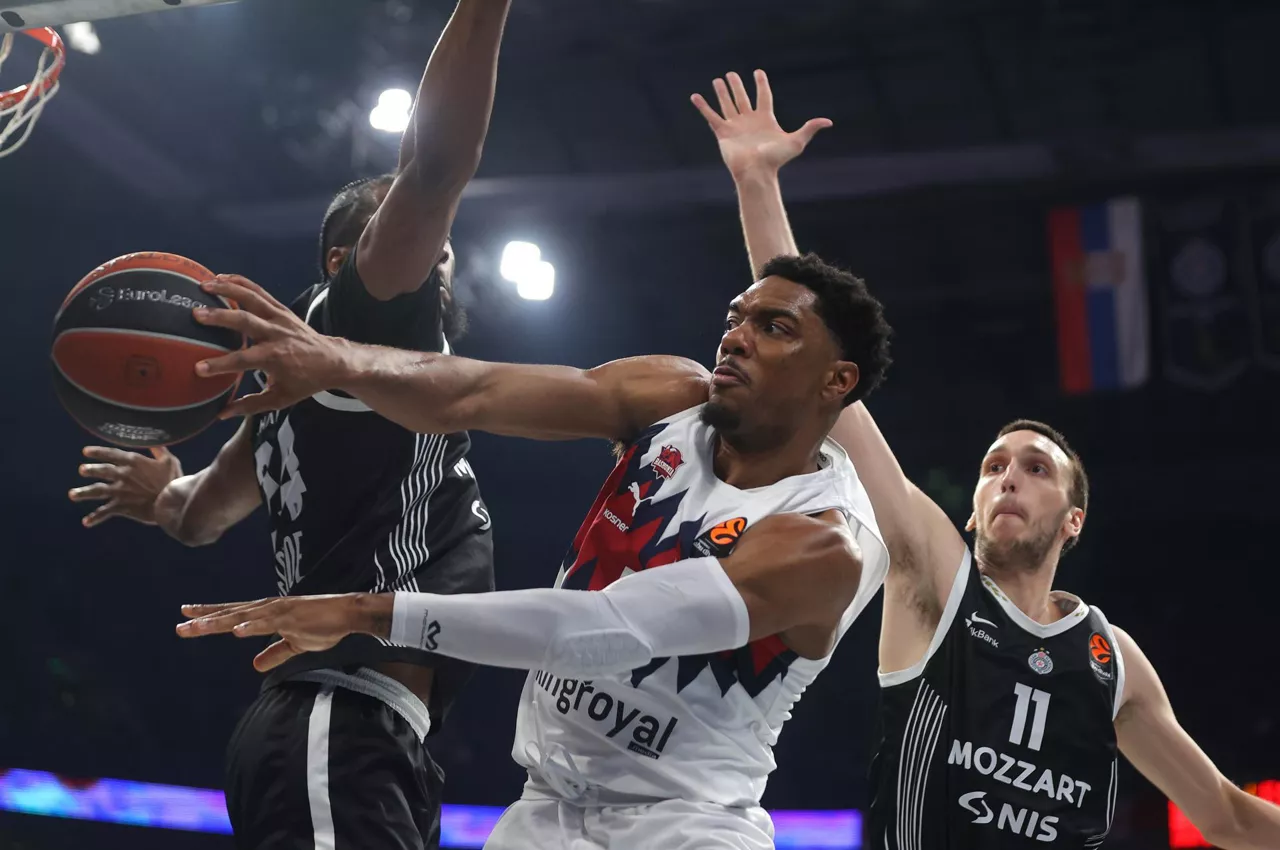 BELGRADE (Serbia), 16/04/2026.- Baskonia's Trent Forrest (C) in action against Partizan's Bruno Fernando (L) and Aleksej Pokusevski (R) during the Euroleague basketball match between Partizan Belgrade and Baskonia Vitoria-Gasteiz in Belgrade, Serbia, 16 April 2026. (Baloncesto, Euroliga, Belgrado) EFE/EPA/ANDREJ CUKIC
