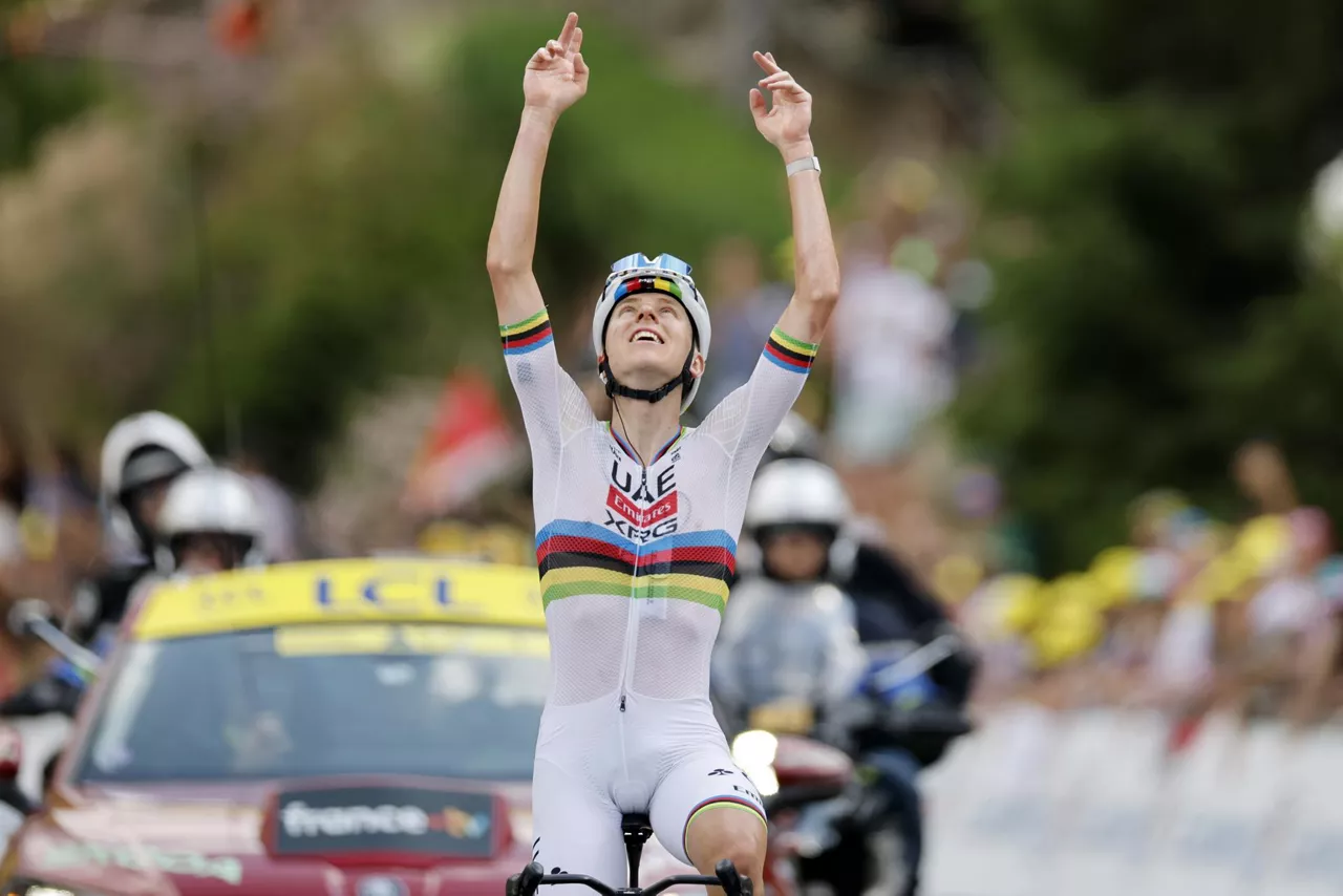 GAVARNIE-GEDRE (France), 09/07/2026.- Slovenian cyclist Tadej Pogacar of UAE Team Emirates XRG celebrates as he crosses the finish line to win Stage 6 of the Tour de France, a 186.2 km route from Pau to Gavarnie-Gedre, France, 09 July 2026. (Ciclismo, Francia) EFE/EPA/GUILLAUME HORCAJUELO
