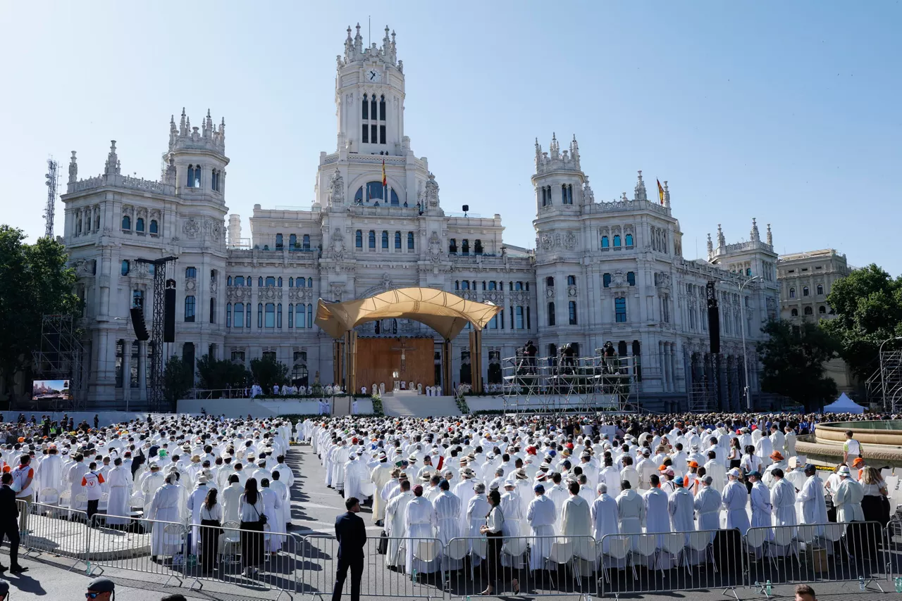 MADRID, 07/06/2026.- Vista general de la misa del Corpus Christi oficiada por el papa León XIV este domingo en la Plaza de Cibeles de Madrid. EFE/Chema Moya
