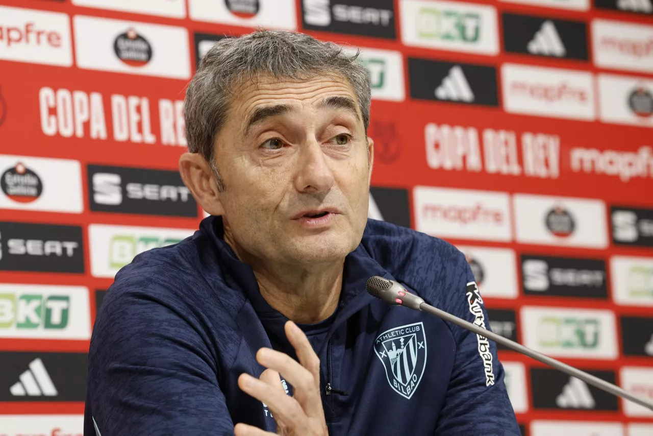 LEZAMA (BIZKAIA), 10/02/2026.- El entrenador del Athletic de Bilbao, Ernesto Valverde, ha ofrecido este martes una rueda de prensa previa al partido de ida de las semifinales de la Copa del Rey frente a la Real Sociedad del próximo miércoles. EFE/ Miguel Toña
