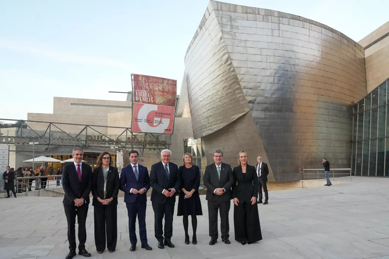 BILBAO, 28/11/2025.- El presidente alemán, Frank-Walter Steinmeier (c), ha visitado este viernes el Museo Guggenheim Bilbao acompañado por el lehendakari, Imanol Pradales (3i), entre otras autoridades locales, en el marco del homenaje a las víctimas del bombardeo de Gernika que se ha celebrado en el cementerio de Gernika. EFE/IREKIA***SOLO USO EDITORIAL/SOLO DISPONIBLE PARA ILUSTRAR LA NOTICIA QUE ACOMPAÑA (CRÉDITO OBLIGATORIO)
