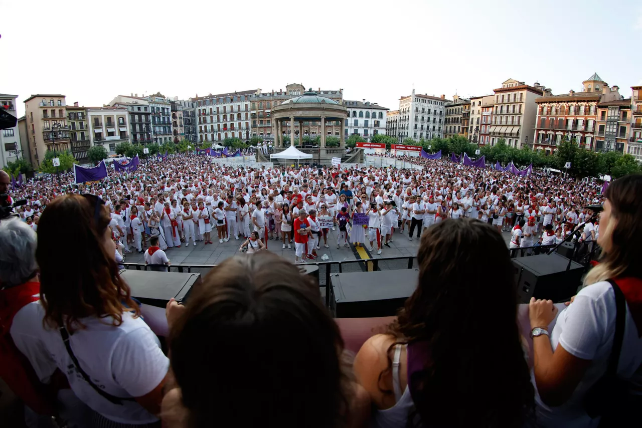 PAMPLONA, 12/07/2026.- La Plaza del Castillo de Pamplona, centro neurálgico de los Sanfermines, ha acogido este domingo una concentración de protesta contra la violencia sexual y las agresiones sexistas denunciadas durante estas fiestas, muchas de ellas en forma de tocamientos pero también con un detenido por presunta violación. Ha sido al término de la corrida de toros que todas las tardes reúne a miles de personas y a cuya salida muchos de los mozos y las mozas de las peñas, muy concienciadas y participativas en iniciativas para rechazar estas agresiones, se han acercado a participar en la protesta convocada por el Movimiento Feminista de Iruñerria, a la que se han sumado otros cientos de personas. EFE/ Jesús Diges
