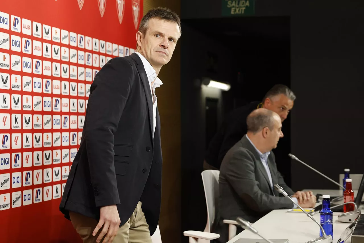 BILBAO, 24/03/2026.- El presidente del Athletic Club de Bilbao, Jon Uriarte, ha ofrecido este martes una rueda de prensa para informar sobre el acoso y las amenazas en su domicilio que ha denunciado y sobre el anuncio de Ernesto Valverde de que dejará de ser el entrenador del equipo al finalizar la presente temporada. EFE/ Miguel Toña
