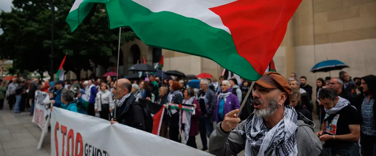 PAMPLONA, 03/05/2026.- Decenas de personas se han concentrado este domingo en Pamplona, convocadas por la plataforma Yala Nafarroa con Palestina, para denunciar la "clara violación del Derecho Internacional" llevada a cabo por Israel con dos integrantes de la flotilla que llevaba ayuda humanitaria y que han sido "secuestrados". EFE/Villar López
