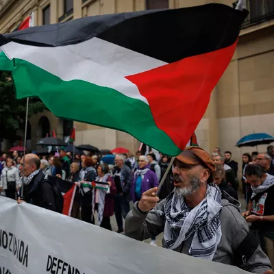 PAMPLONA, 03/05/2026.- Decenas de personas se han concentrado este domingo en Pamplona, convocadas por la plataforma Yala Nafarroa con Palestina, para denunciar la "clara violación del Derecho Internacional" llevada a cabo por Israel con dos integrantes de la flotilla que llevaba ayuda humanitaria y que han sido "secuestrados". EFE/Villar López
