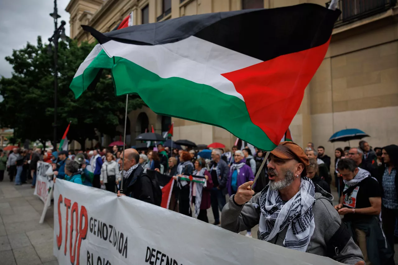 PAMPLONA, 03/05/2026.- Decenas de personas se han concentrado este domingo en Pamplona, convocadas por la plataforma Yala Nafarroa con Palestina, para denunciar la "clara violación del Derecho Internacional" llevada a cabo por Israel con dos integrantes de la flotilla que llevaba ayuda humanitaria y que han sido "secuestrados". EFE/Villar López
